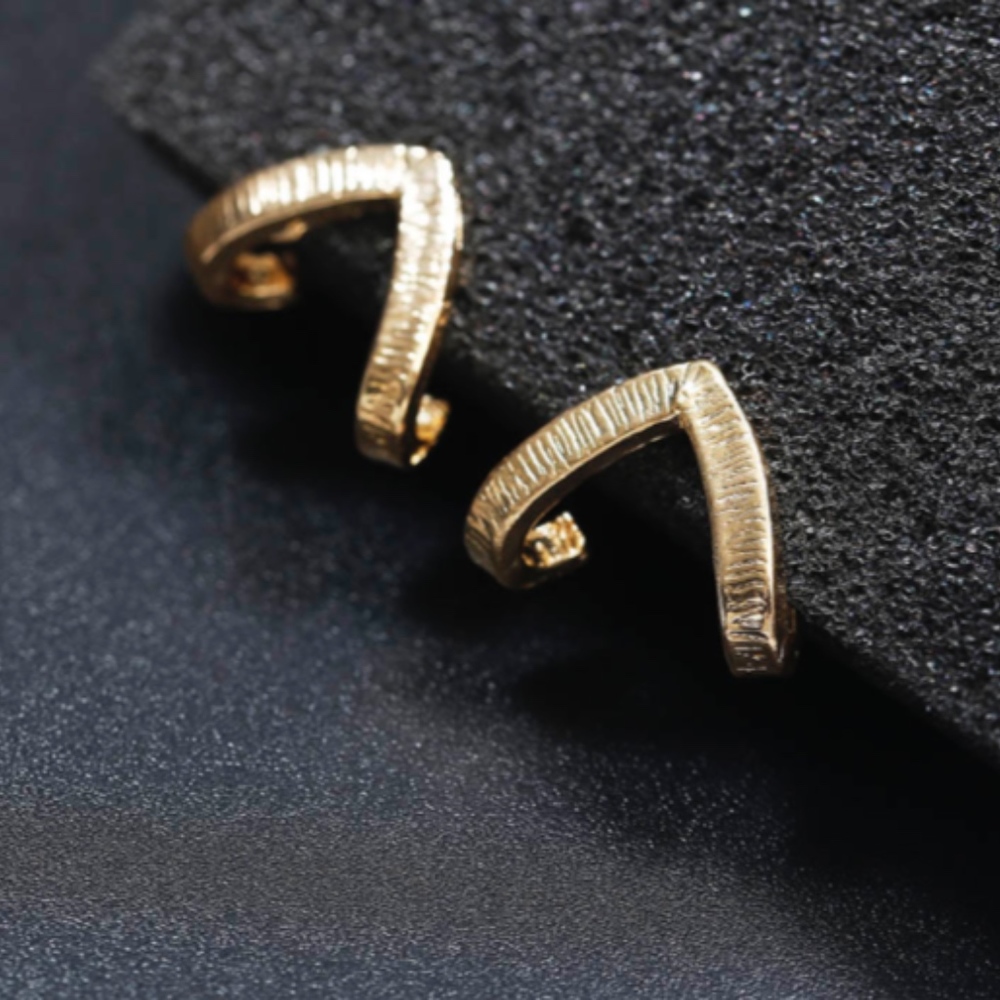 'Hug' Minimalist Triangle Bar Ear Jacket Earrings - Picture 2 of 10